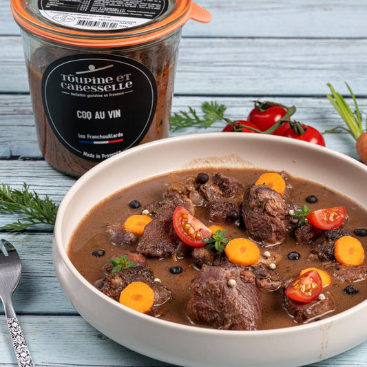 Toupine et Cabesselle - Coq au Vin – Traditionelles Rezept mit Rotwein und Gemüse - UBSBOT.eu - Fine things for you